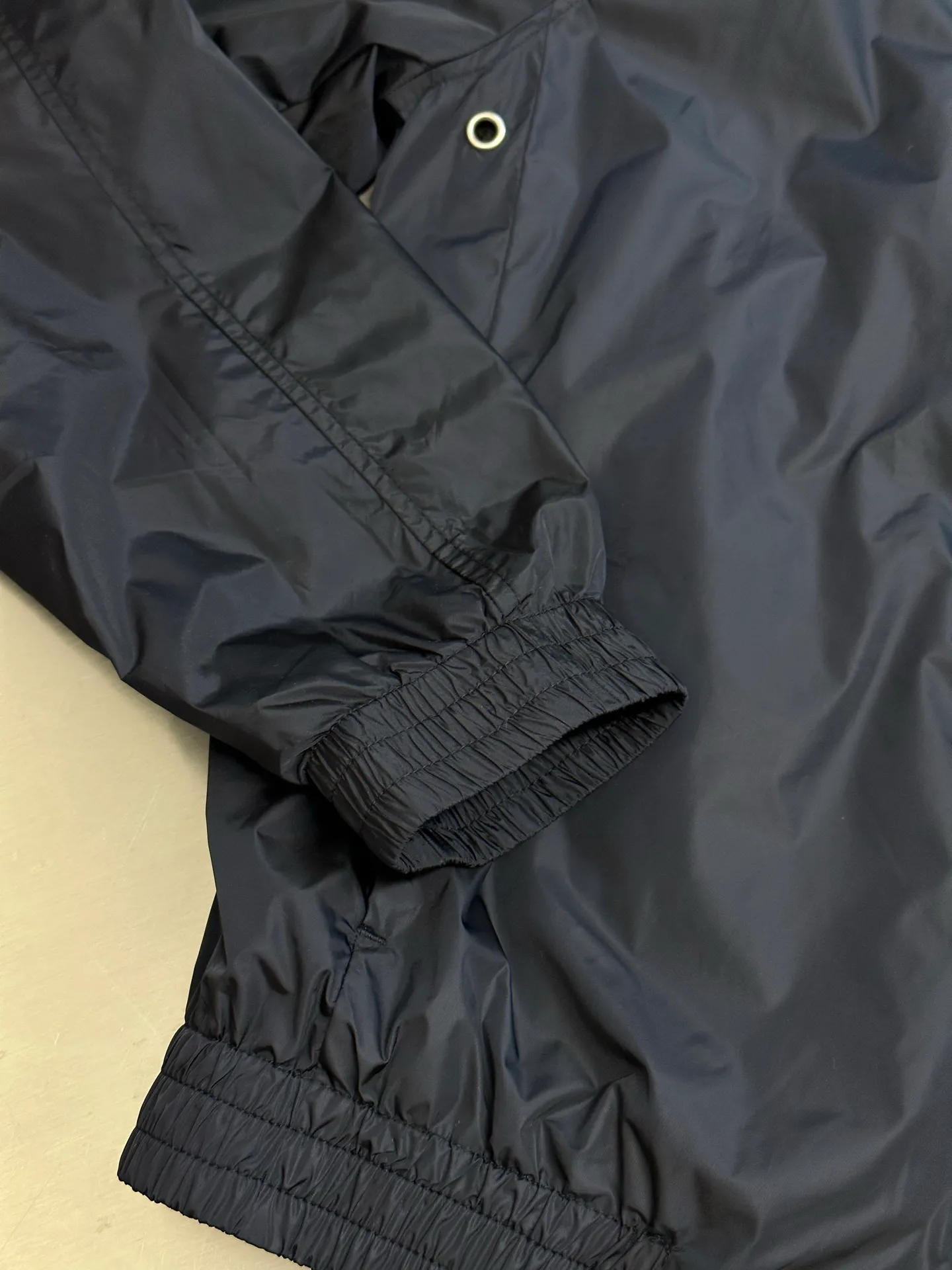 Ac Studios logo zippered nylon jacket is made of custom-made foggy functional nylon fabric. The lapel zipper outlines a neat minimalist silhouette. The elastic gathers create exquisite body proportions. The Ac Studios STOCKHOLM Classic logo is engraved on the back. It blends Scandinavian minimalist aesthetics with street texture. The brand recognition is hidden in the simple silhouette, and the casual wear shows street luxury style. Glue graffiti printing is used. The printing is modified by the film screen three times. The glue liquid paint is used to print the pattern on the fabric, and the fabric is baked to fix the printed pattern. Size: 44.46.48.50